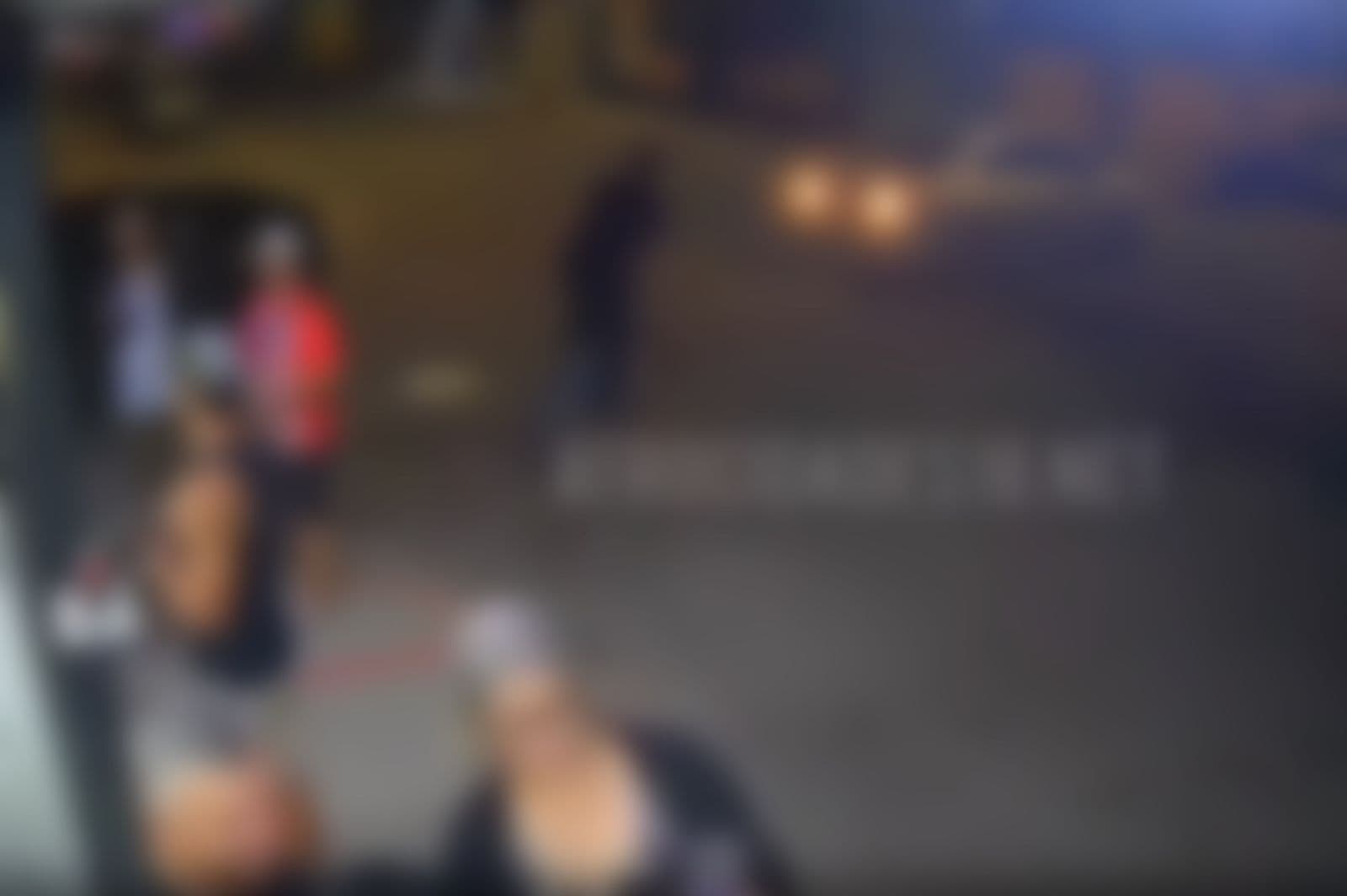 Motorista embriagada invade calçada, atropela pedestres e foge sem prestar socorro