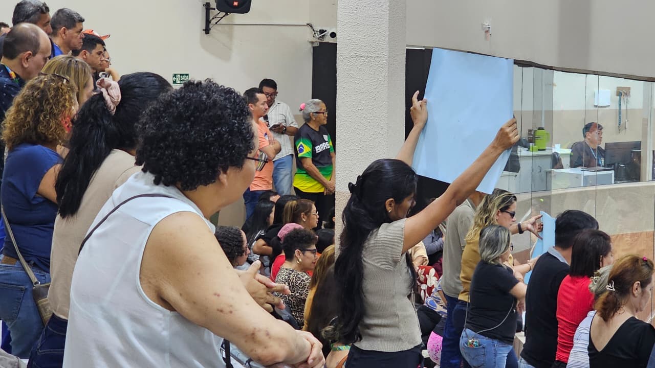 Servidores ameaçam greve geral se não houver acordo na CMM; entenda