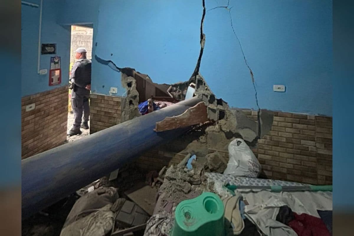 Idosa morre após tubulação cair sobre casa em SP