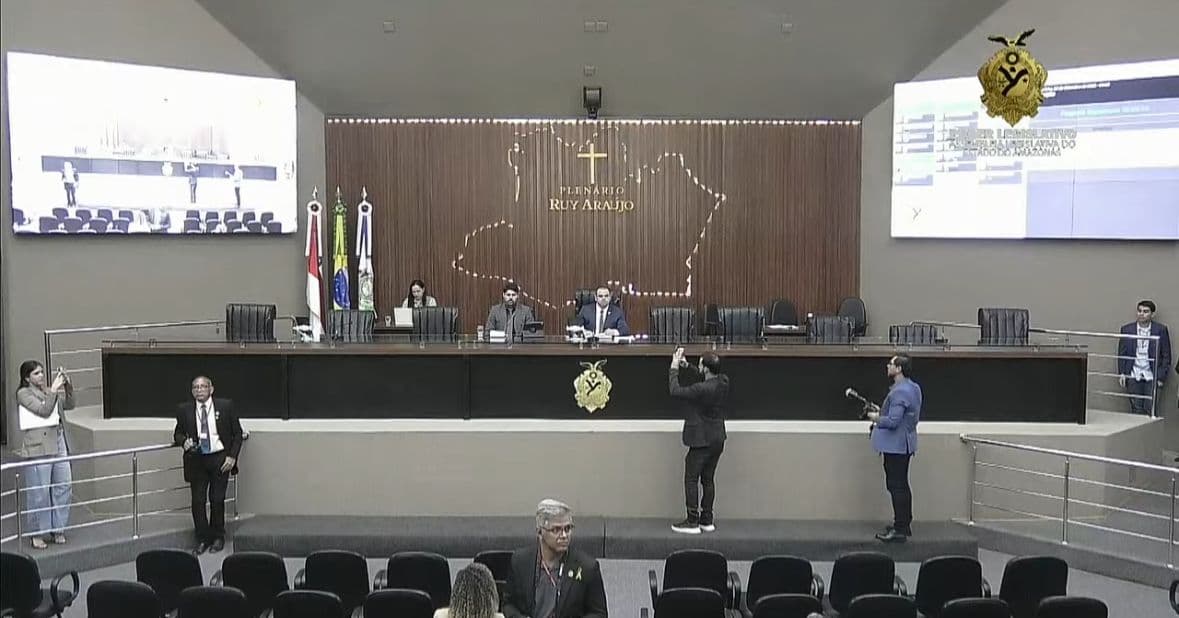 VÍDEO: Na Aleam, Roberto Cidade suspende sessão por falta de quórum e retoma em seguida