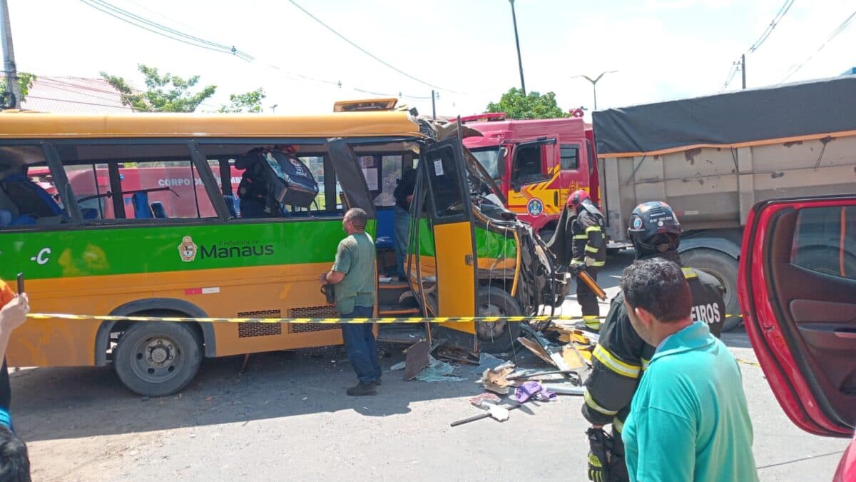 Grave acidente entre micro-ônibus e carreta deixa mais de 10 pessoas feridas em Manaus; vídeo
