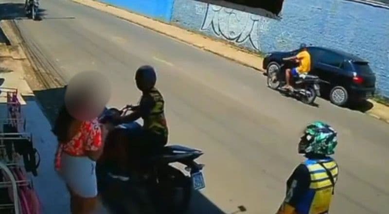 IMAGENS FORTES! Mototaxista é esfaqueado nas costas em Tefé