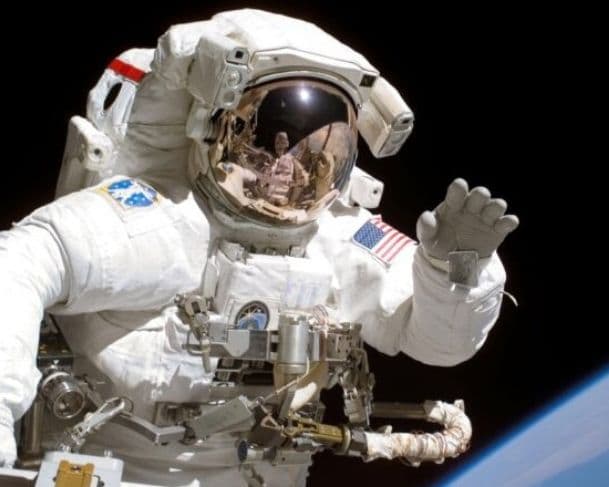 Idosa cai em golpe ao ajudar falso astronauta na compra de oxigênio