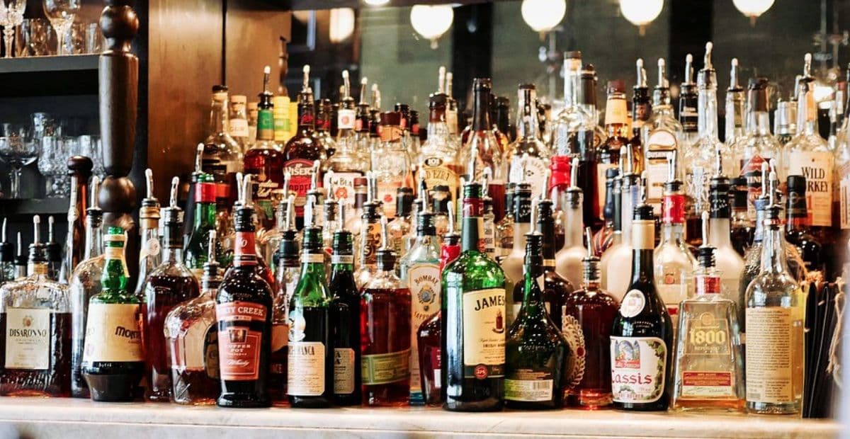 Polícia fecha fábrica clandestina de bebidas e detém duas pessoas em São Paulo