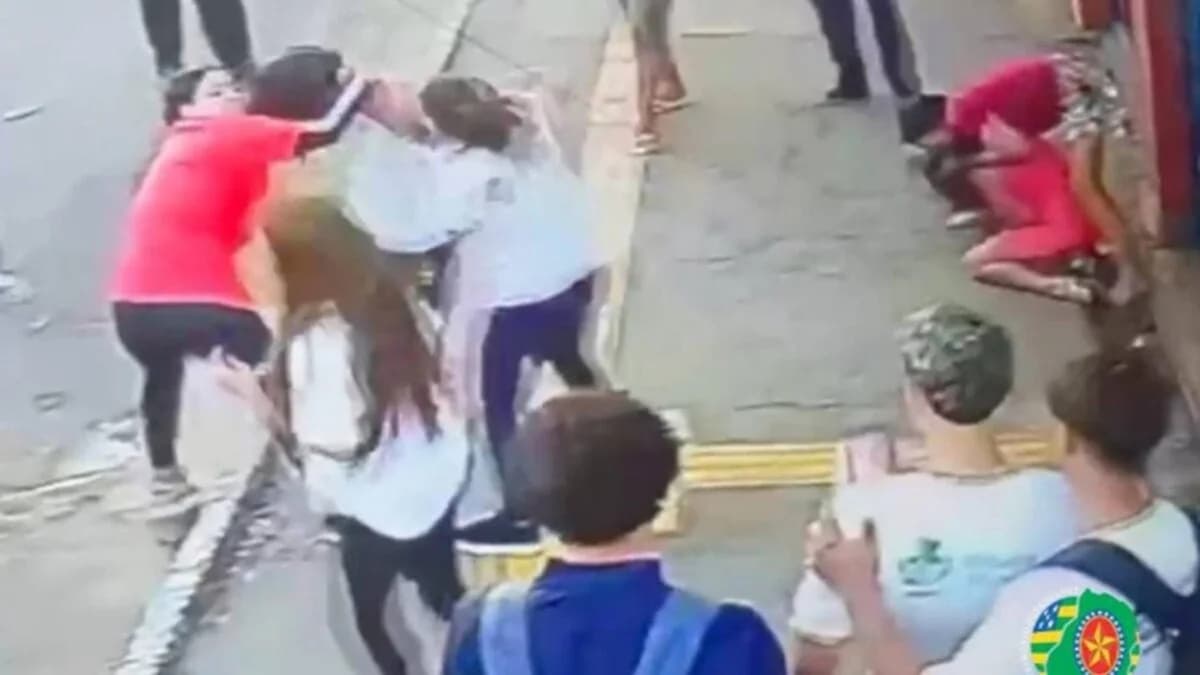 VÍDEO: Casal invade escola e agride mãe de estudante em Goiânia