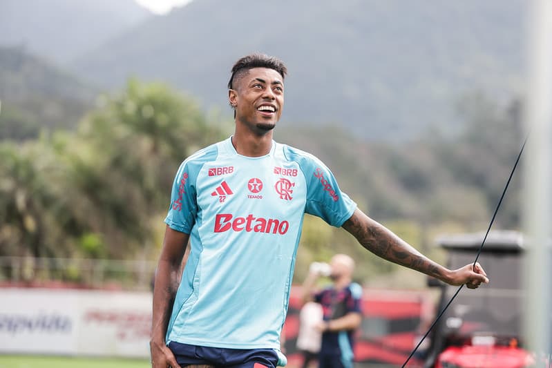 Flamengo volta aos treinos com Bruno Henrique penalizado pelo STJD