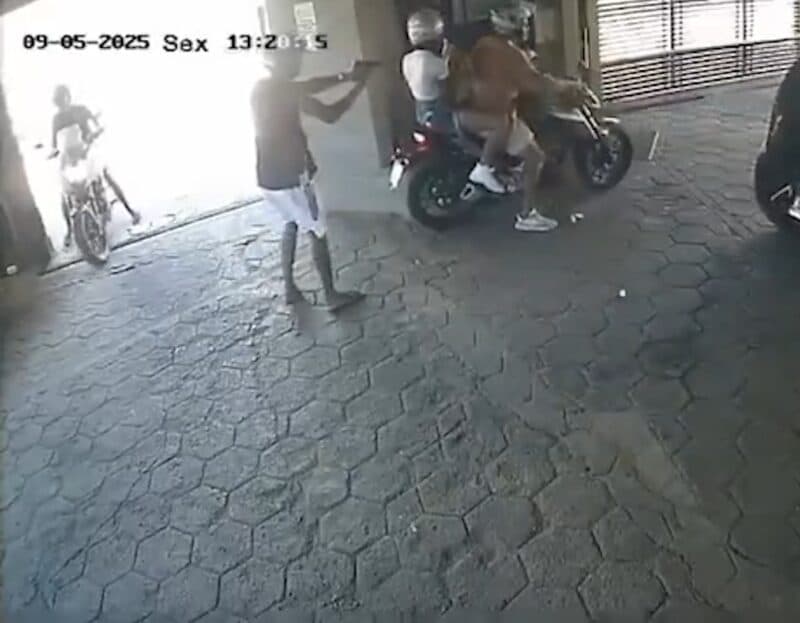 Vídeo: Casal fica sem a moto ao ser assaltado na entrada de motel, no Rio de Janeiro