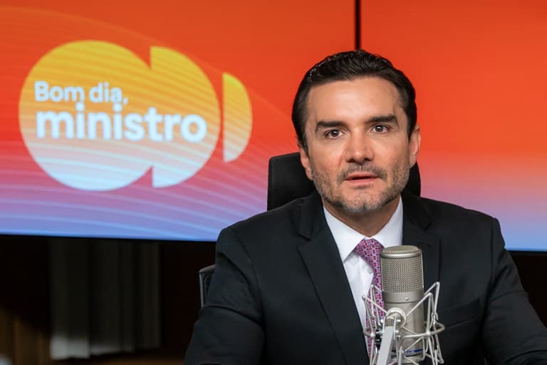 Lula pede que Celso Sabino aguarde seu retorno dos EUA para discutir saída do governo