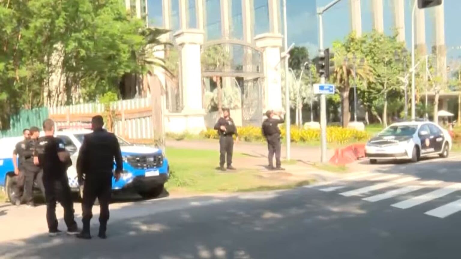 Corpo é encontrado em frente a condomínio de luxo no RJ