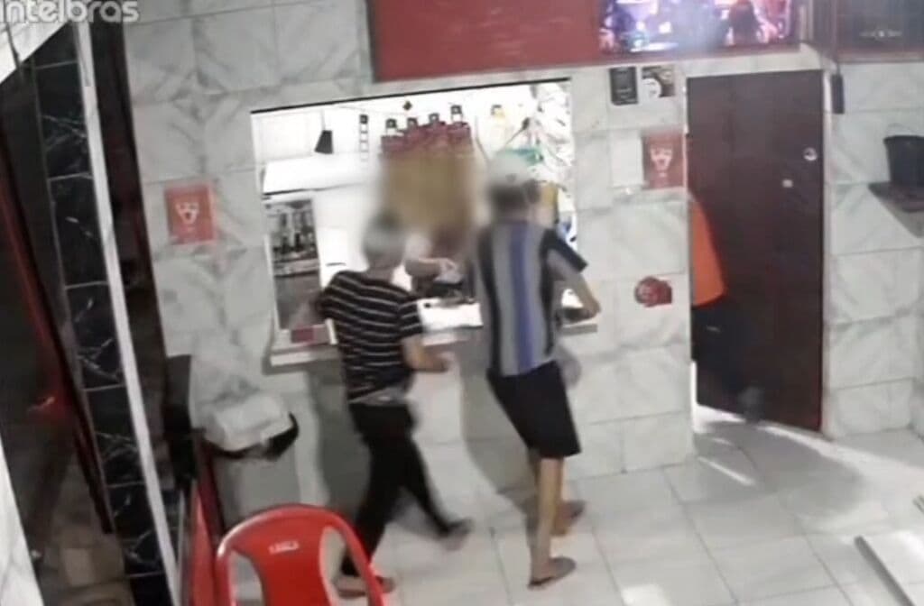 Criminosos ‘fazem a limpa’ em lanchonete em Manaus; vídeo
