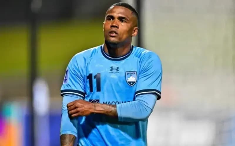 Douglas Costa tem mandado de prisão por dívida de pensão