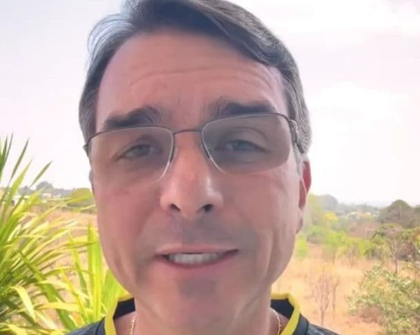 Flávio Bolsonaro ataca ministros do STF que condenaram ex-presidente: “Não esconderam a inveja que sentem de Bolsonaro”