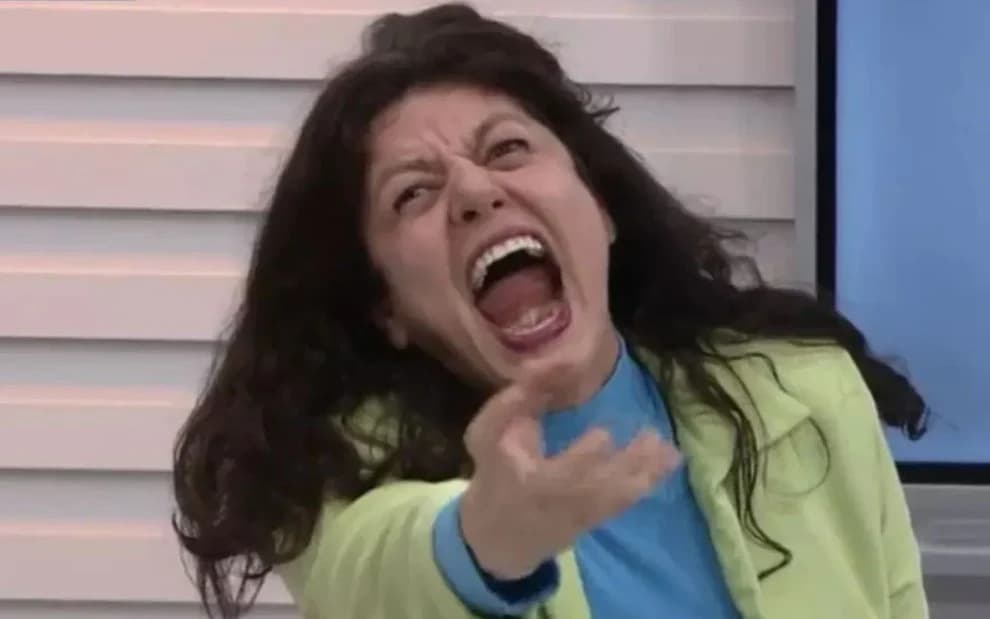 VÍDEO: Atriz grita em entrevista para jornal de afiliada da Globo e espanta apresentadoras
