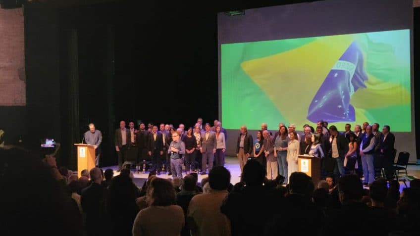 Ato por democracia reúne lideranças políticas, ministros e artistas em SP