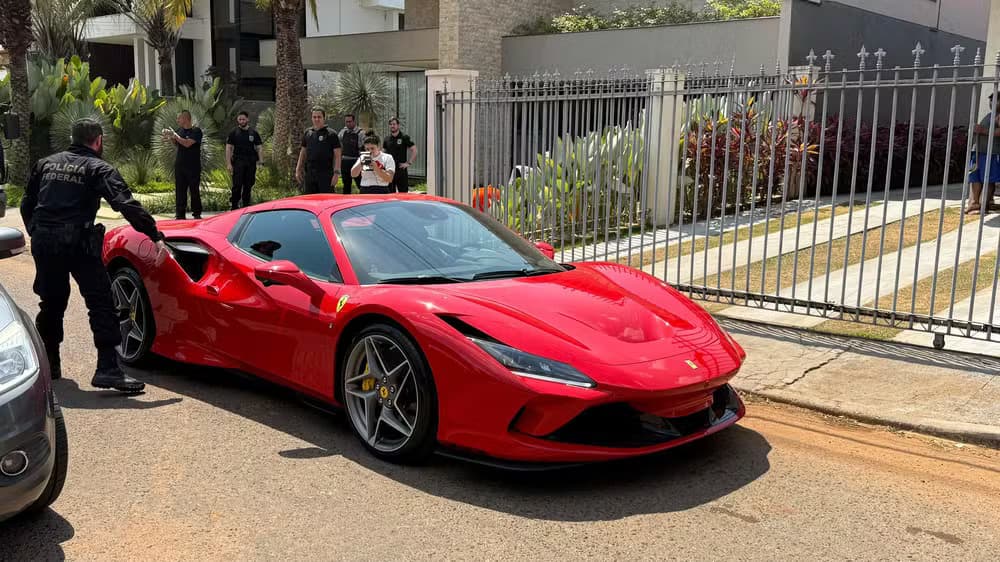 PF apreende Ferrari, réplica de F1 e esculturas eróticas em operação contra “Careca do INSS” e outros alvos