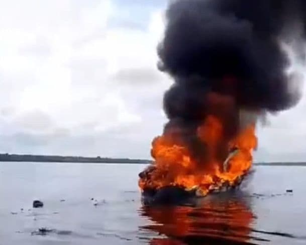 Lancha é destruída por incêndio próximo ao Porto da Usina Termelétrica em Barcelos