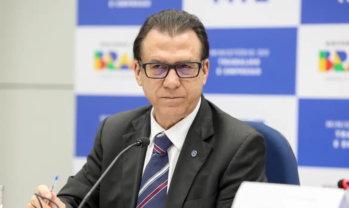 Ministro do Trabalho critica juros altos e prevê geração menor de empregos em 2025