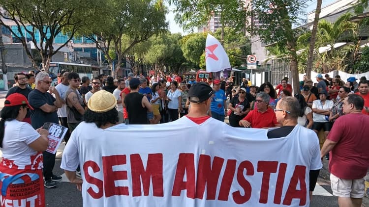Manifestantes protestam contra anistia e PEC da blindagem em Manaus neste domingo (21)