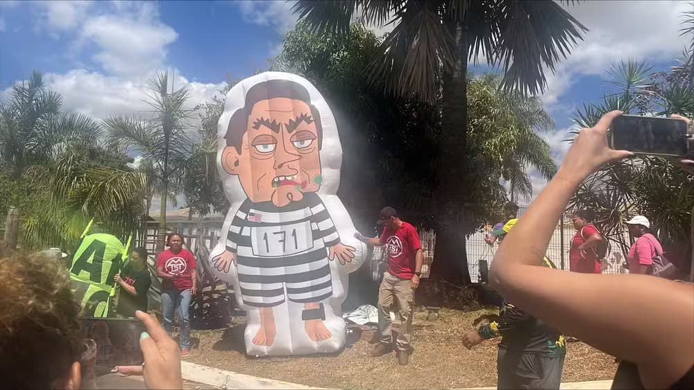 Grupos pró e contra Bolsonaro batem boca em frente ao condomínio do ex-presidente