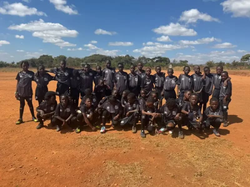 Santos doa roupas para crianças refugiadas na África