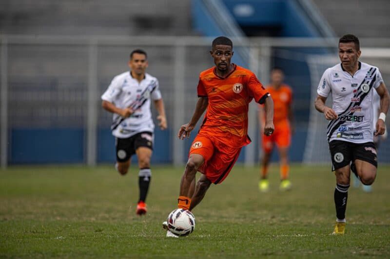 Manauara renova contrato com o lateral Vitinho até 2026