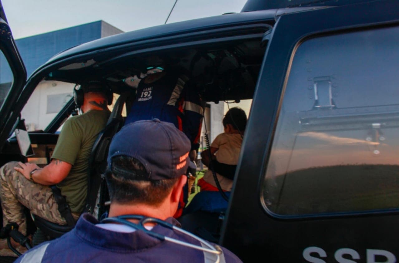 Idosa e criança são resgatadas de helicóptero em comunidades de Manaus