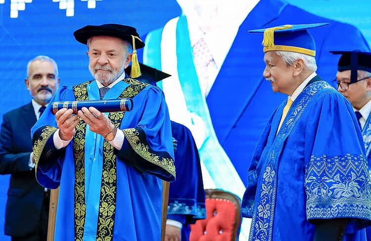 Lula recebe honraria internacional e defende protagonismo dos países do Sul Global