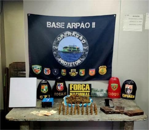 Polícia apreende carregadores de fuzil, munições e drogas após lancha de criminosos naufragar no Amazonas