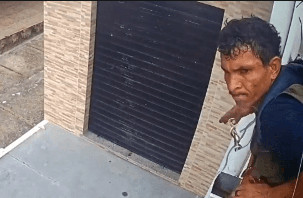 Suspeito de roubar arma e 25 relógios ao invadir casa é preso em motel de Manaus