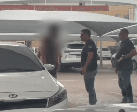 Bancário atropela agente do Detran após furar fila em supermercado de Manaus; vídeo