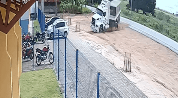 Carreta desgovernada invade escola em Alagoas; câmeras registram momento do acidente