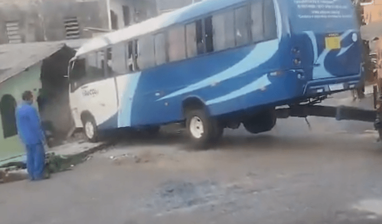 VÍDEO: Motorista de micro-ônibus perde controle e invade casa em Manaus