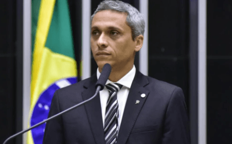 Deputados aprovam suspensão de ação penal contra Gustavo Gayer no STF