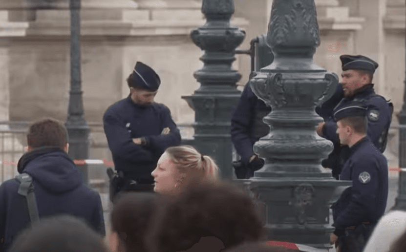 Joias da coleção de Napoleão são roubadas do Louvre, em Paris