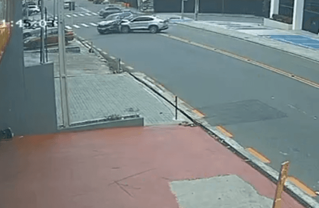 VÍDEO: Mulher fica ferida em acidente entre 3 carros em Manaus
