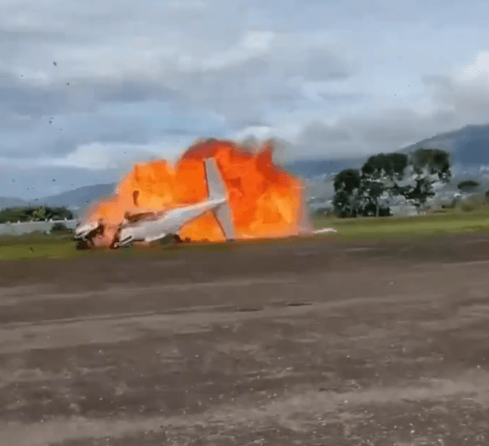 Avião cai e explode após decolagem na Venezuela; dois pilotos morrem