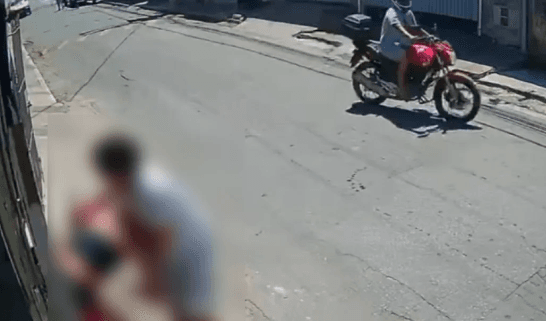 Mulher é esfaqueada pelo companheiro e corre com faca cravada nas costas