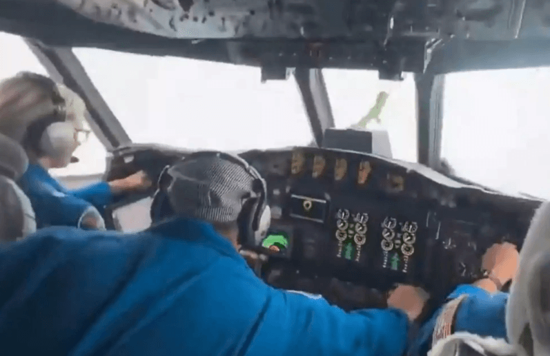 Avião encara minutos de tensão ao atravessar o furacão Melissa