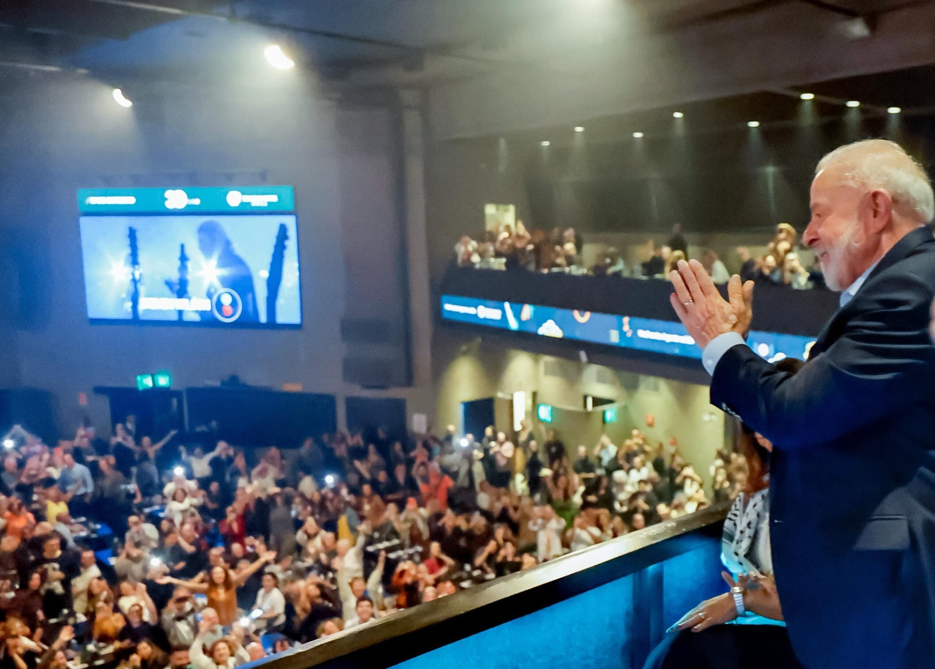 Ao lado de Janja, Lula é ovacionado em show de Maria Bethânia; veja