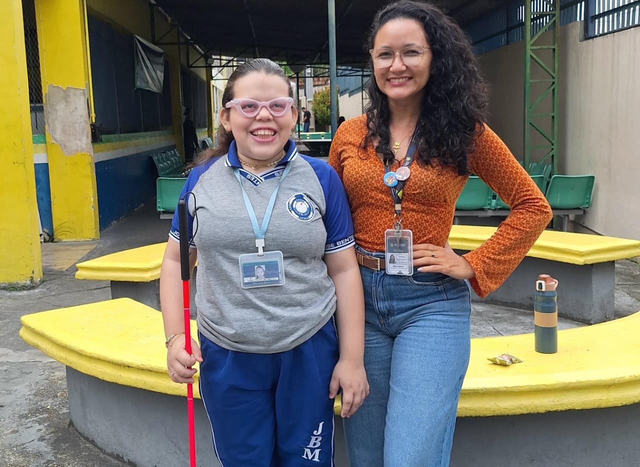 Professora de Manaus aprendeu Braille e se reinventou para incluir aluna com deficiência visual