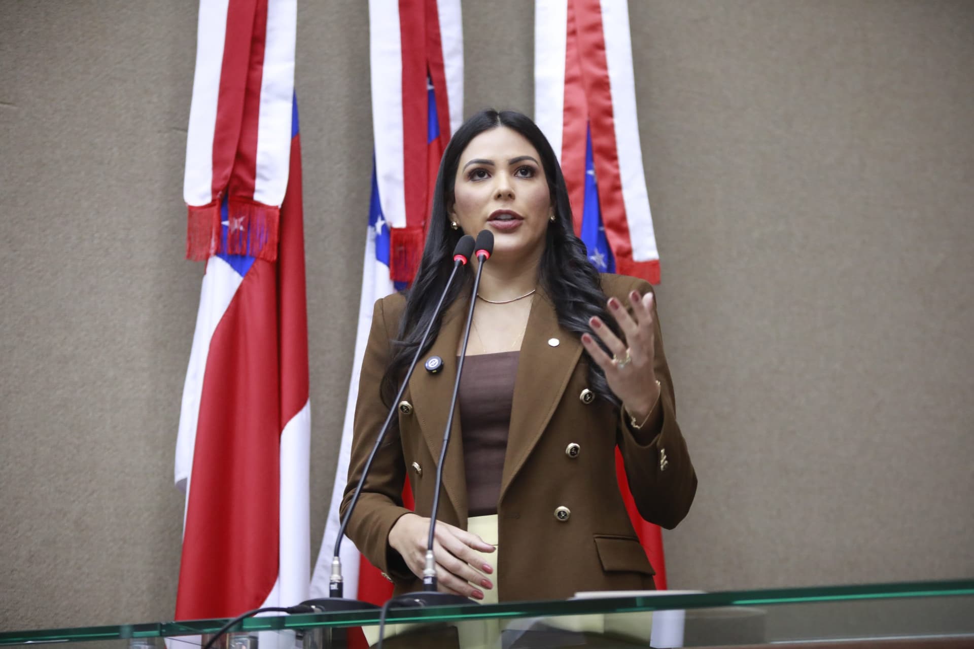 Mayra Dias combina alta produtividade e disputas políticas em mandato marcado por foco social e embates na Aleam