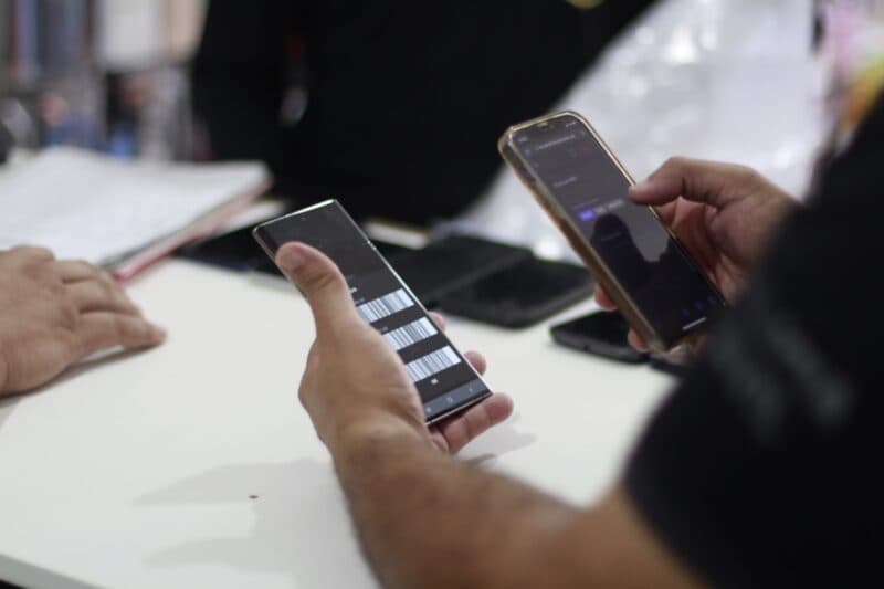 Recuperafone prende três pessoas com celulares roubados e vistoria 11 lojas de assistência técnica em Manaus