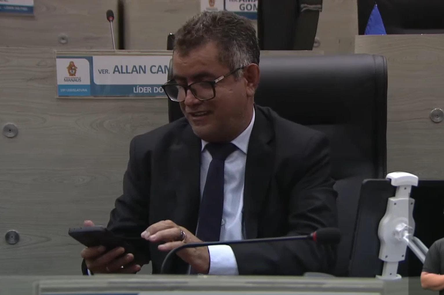 VÍDEO: Raulzinho se distrai no celular durante discurso que elogiava governo Lula na CMM