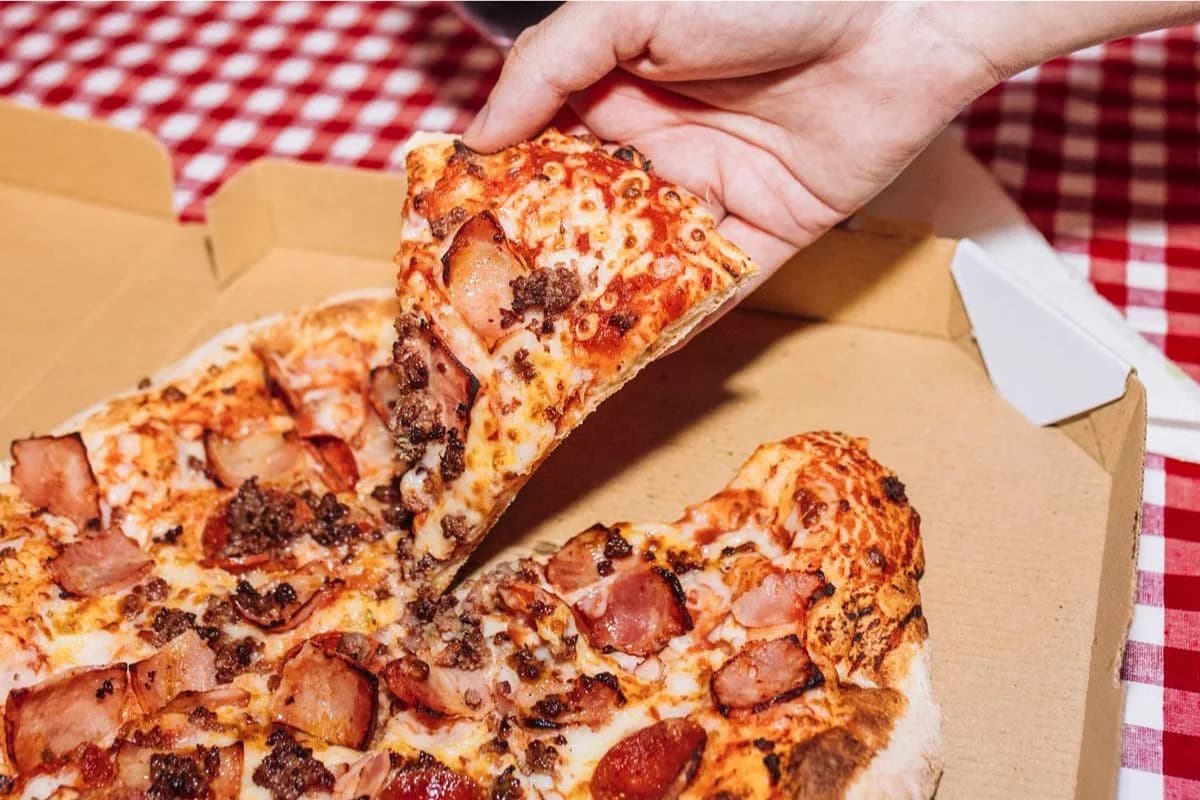 Mulher morre após comer pizza no interior de SP; polícia investiga