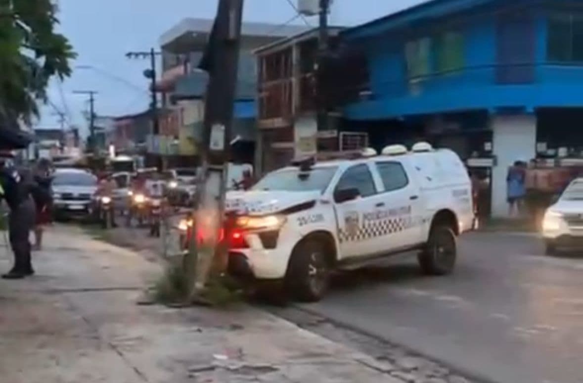 VÍDEO: Viatura colide em poste e policial fica ferido após perseguição em Manaus