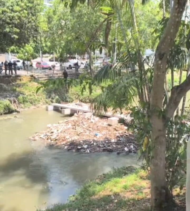 “Não é a primeira vez que a ecobarreira consegue conter um cadáver humano”, diz prefeito de Manaus