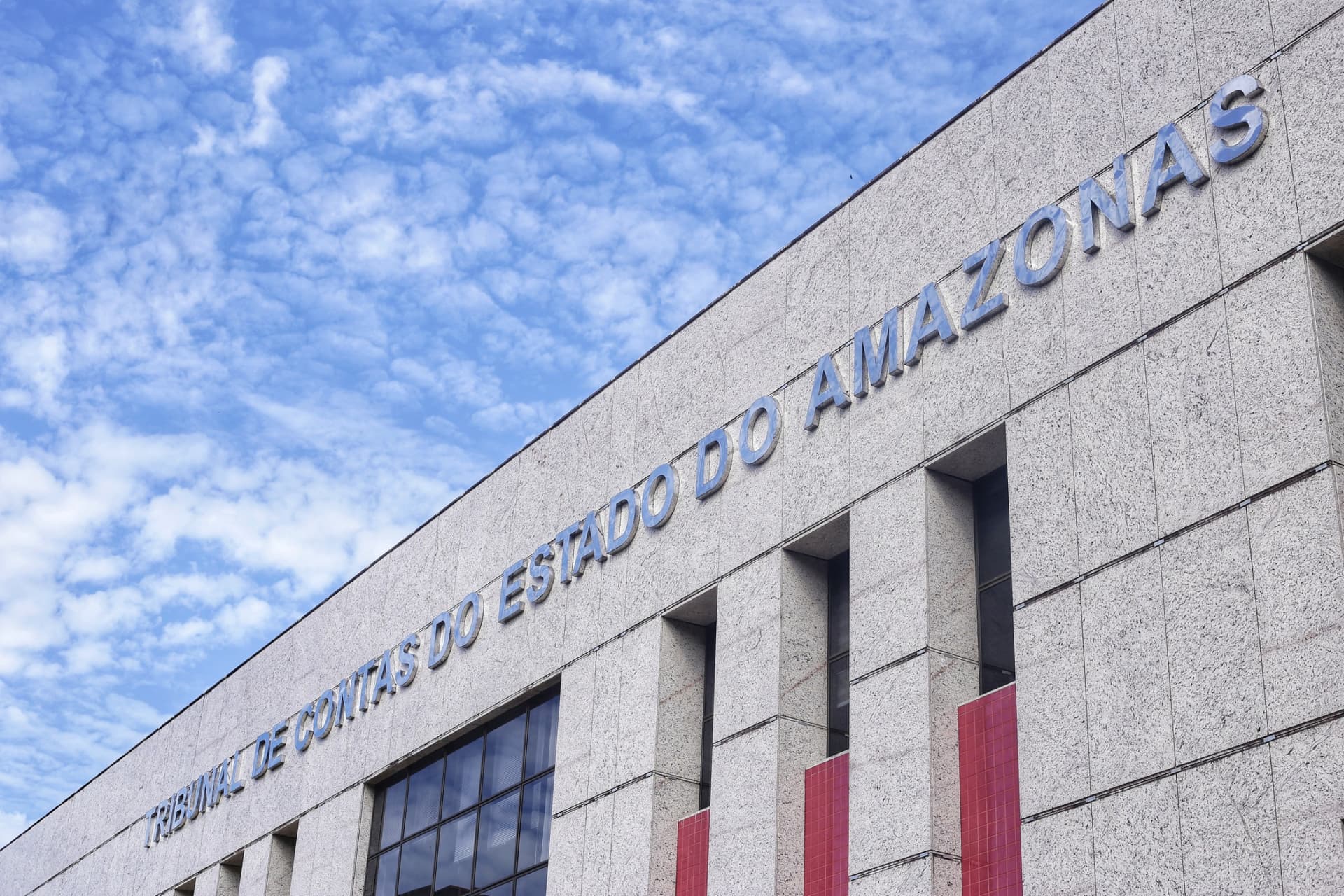 TCE-AM suspende licitação da Prefeitura de Tabatinga por falhas no edital de fardamento escolar