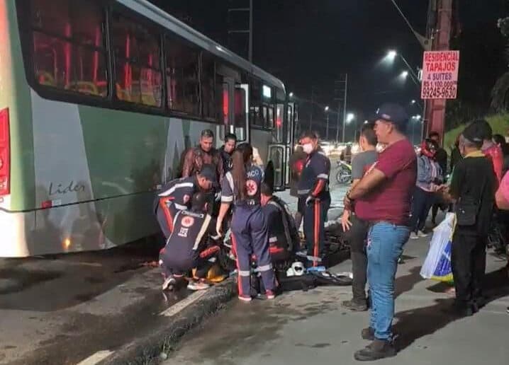 Mulher tem a perna ser esmagada por ônibus em acidente na Torquato Tapajós, em Manaus; veja vídeo