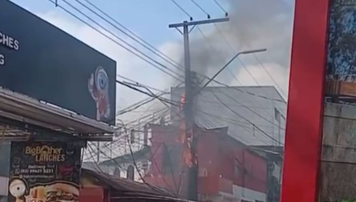 VÍDEO: Incêndio em poste consome fiação no São José, zona Leste de Manaus