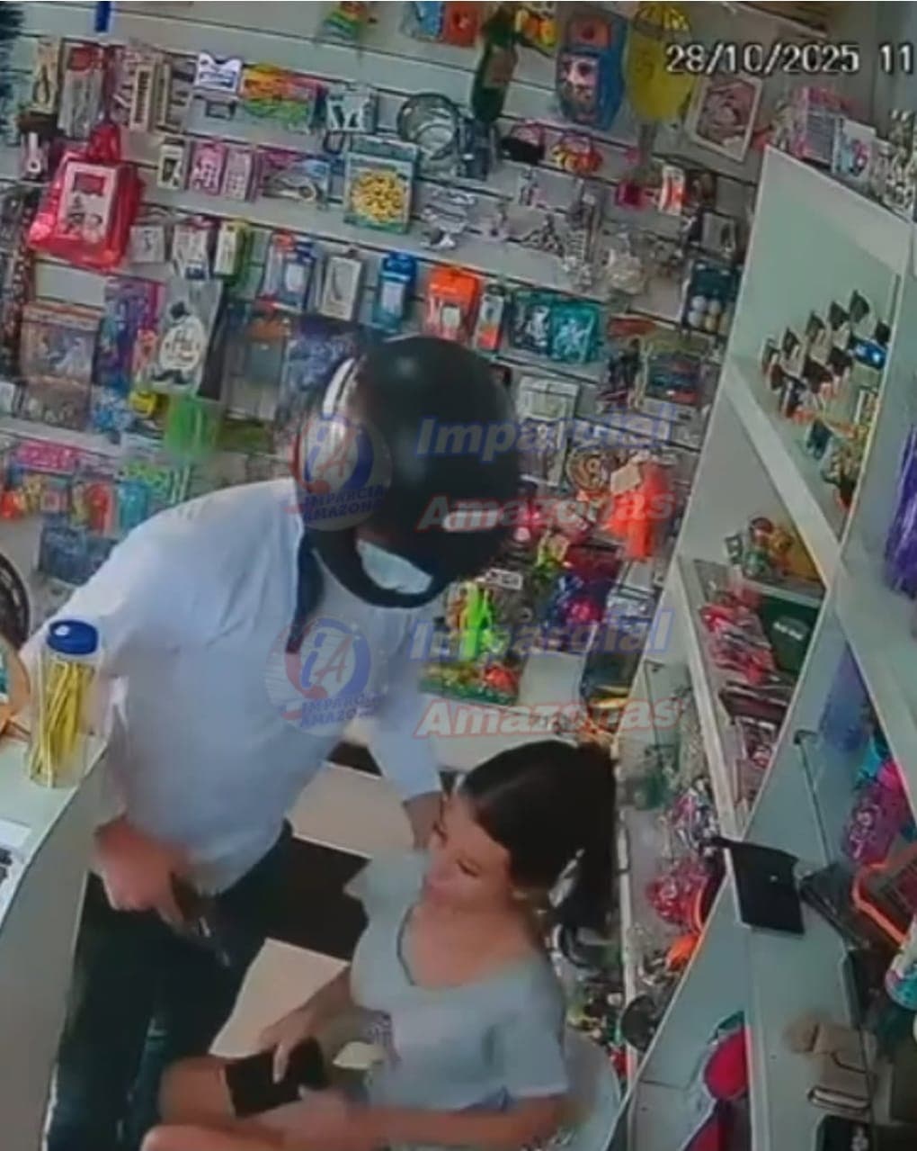 VÍDEO: Homem invade loja da ex e tenta matá-la a facadas em Itacoatiara